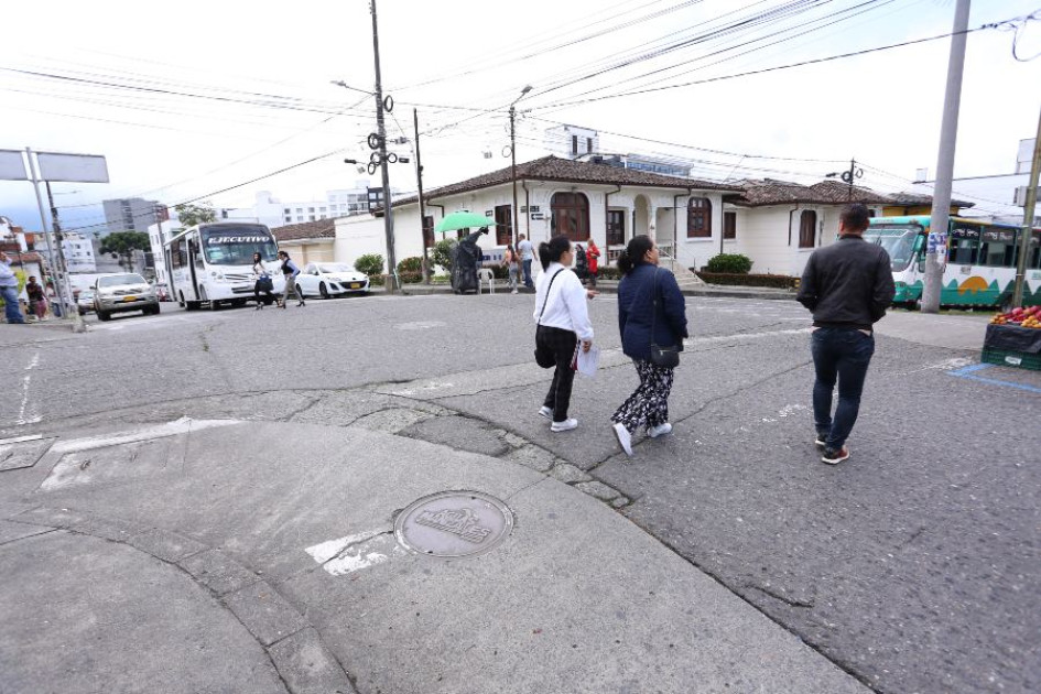 --P1 Foto| Luis Trejos | LA PATRIA Así se encuentra la calle 51 en el sector de Versalles sin la debida demarcación de las cebras de señalización. --P1 Foto| Luis Trejos | LA PATRIA Así se encuentra la calle 51 en el sector de Versalles sin la debida demarcación de las cebras de señalización.