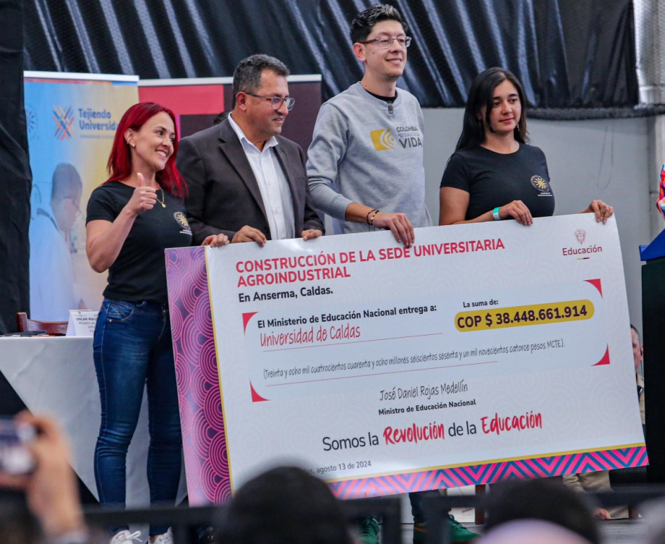 El rector de la Universidad de Caldas, Fabio Hernando Arias (izq.), y el ministro de Educación Nacional, Daniel Rojas, sostienen el cheque que certifica la inversión de $38 mil millones para la construcción de la sede agroindustrial de la institución en Anserma. Los acompañan las estudiantes Yeimi Quintero y Érika Sánchez. El rector de la Universidad de Caldas, Fabio Hernando Arias (izq.), y el ministro de Educación Nacional, Daniel Rojas, sostienen el cheque que certifica la inversión de $38 mil millones para la construcción de la sede agroindustrial de la institución en Anserma. Los acompañan las estudiantes Yeimi Quintero y Érika Sánchez.