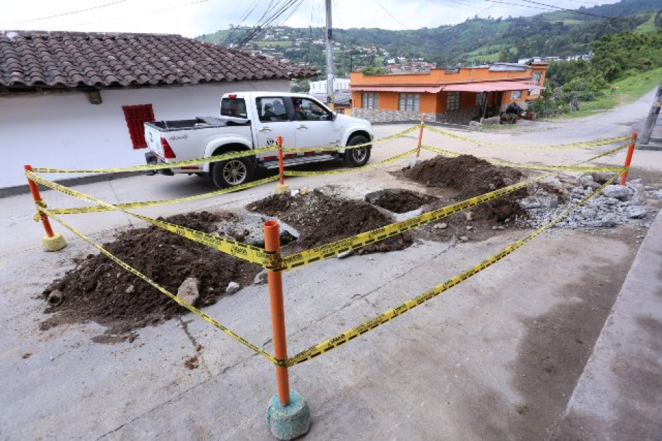 Aguas de Manizales La fuga de agua en una tubería de la calle 106 con carrera 28 de La Enea