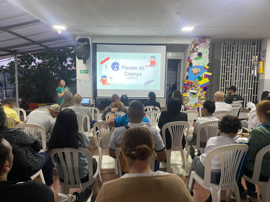 Las Escuelas de Padres son convocadas periódicamente con el objetivo de abordar temas que involucran a niños y jóvenes. Las Escuelas de Padres son convocadas periódicamente con el objetivo de abordar temas que involucran a niños y jóvenes.