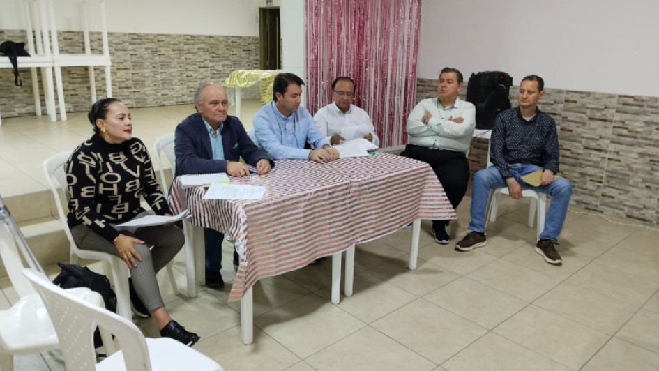 La mesa principal se ocupó, de izquierda a derecha, con Olga Cárdenas, presidenta de la Veeduría en Salud de Caldas (VeesaCaldas); Héctor López, coordinador de la Red de Salud de la Dirección Territorial de Salud; y David Gómez, secretario de Salud Pública de Manizales. Después, por Assbasalud, Daniel Cuervo, gerente encargado; Gabriel Galindo, de la Oficina de Servicios; y Julio García, de la Oficina de Calidad. Salud lactancia