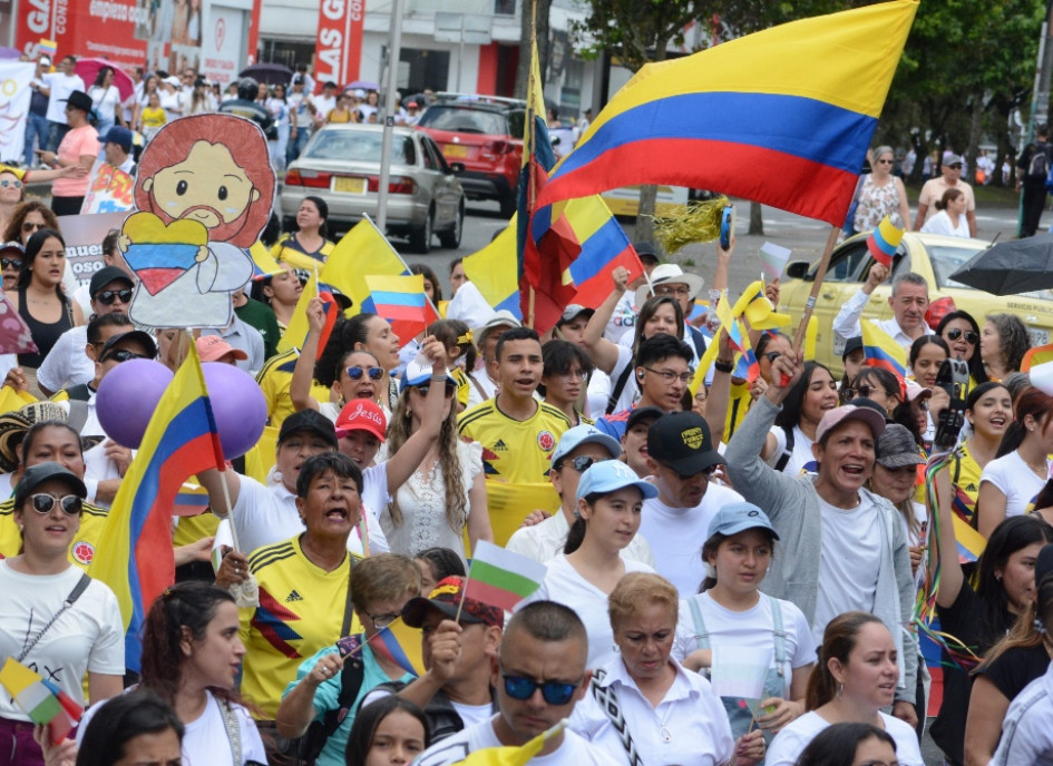 Con pitos, panderetas y las banderas de Colombia varias personas acudieron a la convocatoria nacional. Con pitos, panderetas y las banderas de Colombia varias personas acudieron a la convocatoria nacional.
