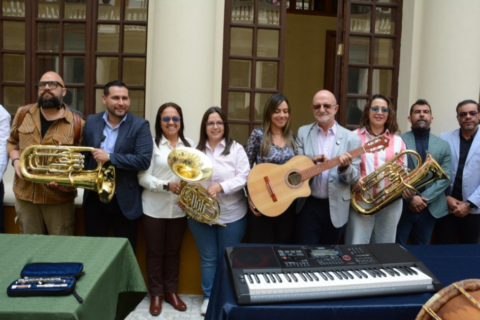Diputados, rectores y maestros de las instituciones educativas del departamento asistieron a la entrega de instrumentos. Diputados, rectores y maestros de las instituciones educativas del departamento asistieron a la entrega de instrumentos.