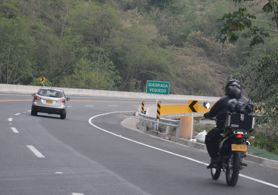 El bloqueo del pasado jueves (22 de agosto) en La Pintada (Antioquia) se levantó tras siete horas, pero el malestar no se ha ido. La comunidad le exige a la Agencia Nacional de Infraestructura (ANI) construir un acceso vial que la conecte directamente con la concesión Pacífico Dos, en la vía Manizales-Medellín. El objetivo es cuidar el comercio local. El Gobierno propone edificar un retorno. El bloqueo del pasado jueves (22 de agosto) en La Pintada (Antioquia) se levantó tras siete horas, pero el malestar no se ha ido. La comunidad le exige a la Agencia Nacional de Infraestructura (ANI) construir un acceso vial que la conecte directamente con la concesión Pacífico Dos, en la vía Manizales-Medellín. El objetivo es cuidar el comercio local. El Gobierno propone edificar un retorno.