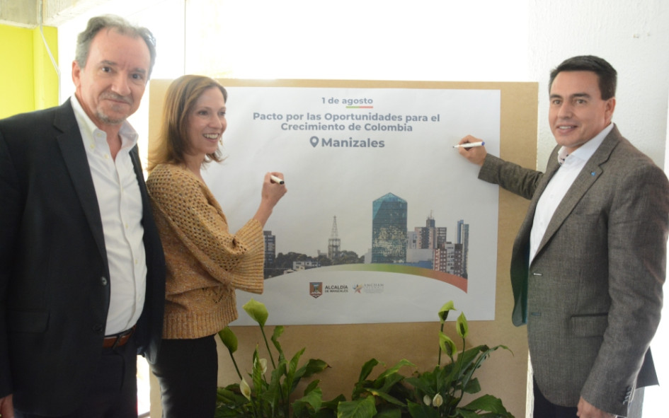 María Claudia Lacouture, presidenta de Amcham Colombia, y Jorge Eduardo Rojas, alcalde de Manizales estampan sus firmas en el 'Pacto por las Oportunidades', con cinco compromisos para el comercio con Estados Unidos. 60 empresarios los acompañaron en el Ecoparque Los Yarumos. Lea lo que acordaron y las declaraciones destacadas. María Claudia Lacouture, presidenta de Amcham Colombia, y Jorge Eduardo Rojas, alcalde de Manizales estampan sus firmas en el 'Pacto por las Oportunidades', con cinco compromisos para el comercio con Estados Unidos. 60 empresarios los acompañaron en el Ecoparque Los Yarumos. Lea lo que acordaron y las declaraciones destacadas.