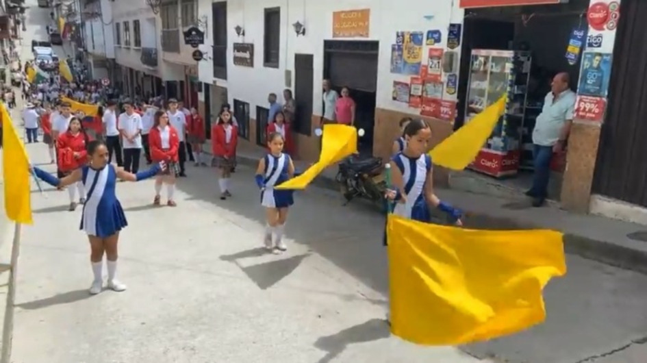 Pácora desfila para celebrar el 7 de agosto