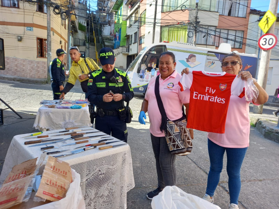 La Asociación de Vendedores Informales de Caldas (Asovicaldas) inició el 'Plan desármate' en Manizales a principios de agosto. Proponen intercambios por armas blancas. La Asociación de Vendedores Informales de Caldas (Asovicaldas) inició el 'Plan desármate' en Manizales a principios de agosto. Proponen intercambios por armas blancas.