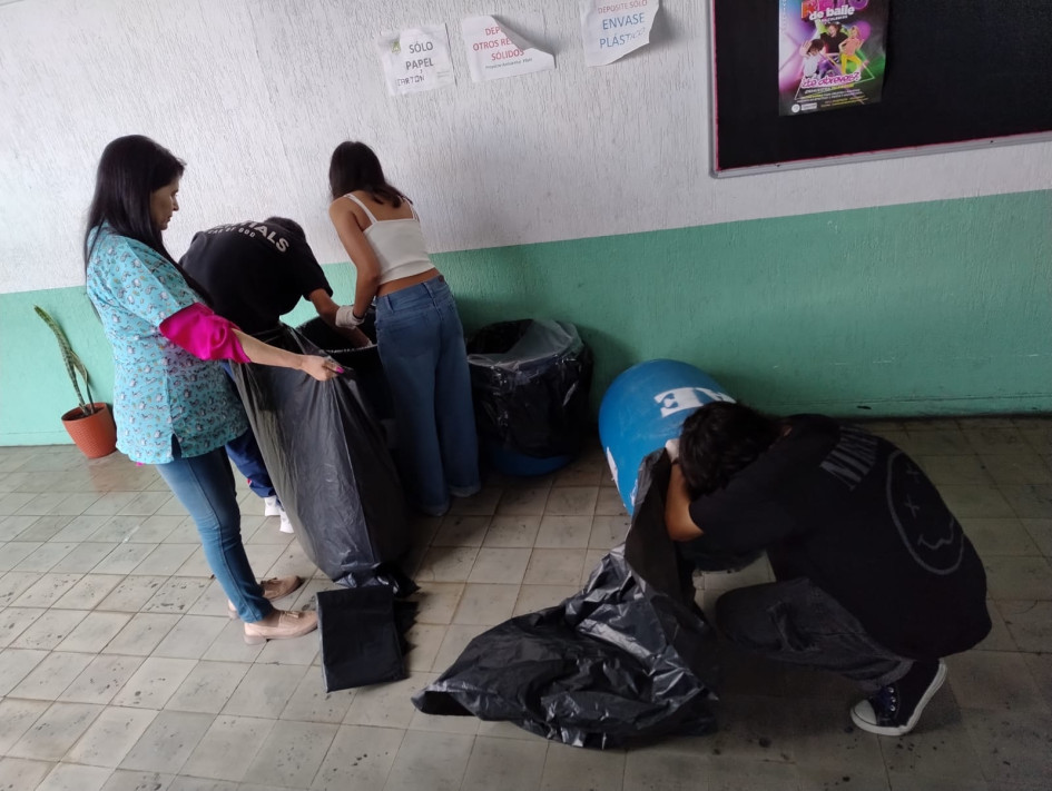 Adriana Ospina, docente de Ciencias Naturales, en compañía de estudiantes, durante una actividad de reciclaje. Adriana Ospina, docente de Ciencias Naturales, en compañía de estudiantes, durante una actividad de reciclaje.