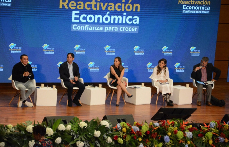 La ministra de Vivienda, Helga María Rivas (centro), lideró el panel 'El aporte del hábitat a la reactivación económica', desarrollado en el Hotel Termales El Otoño, en Villamaría (Caldas). La ministra de Vivienda, Helga María Rivas (centro), lideró el panel 'El aporte del hábitat a la reactivación económica', desarrollado en el Hotel Termales El Otoño, en Villamaría (Caldas).