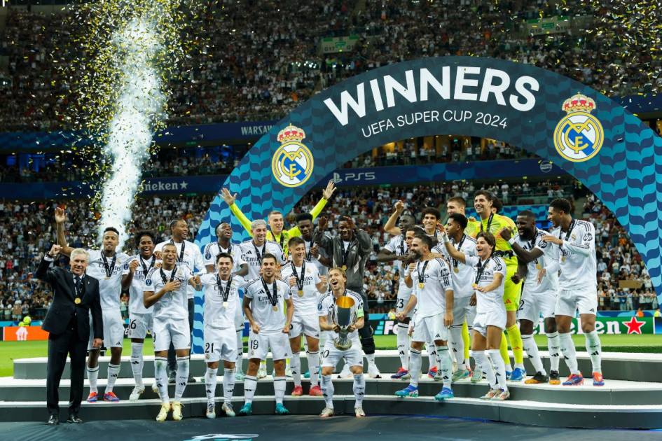 Los jugadores del Real Madrid levantan el trofeo de campeones tras la disputa de la Supercopa de Europa. Los jugadores del Real Madrid levantan el trofeo de campeones tras la disputa de la Supercopa de Europa.