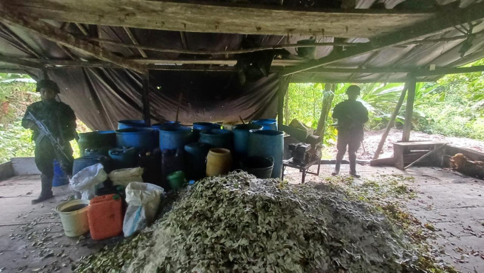 Los uniformados luego de verificar los cuatro laboratorios hallaron más de cuatro mil galones de insumos liquidos, cerca de 500 kilogramos de insumos sólidos. Los uniformados luego de verificar los cuatro laboratorios hallaron más de cuatro mil galones de insumos liquidos, cerca de 500 kilogramos de insumos sólidos.