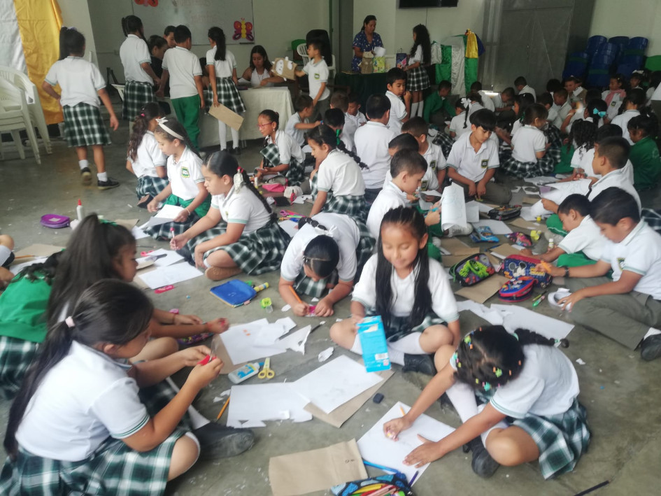 Total alegría vivieron los pequeños alumnos, fabricando su ardilla, como títere, para completar la jornada de lectura. Total alegría vivieron los pequeños alumnos, fabricando su ardilla, como títere, para completar la jornada de lectura.