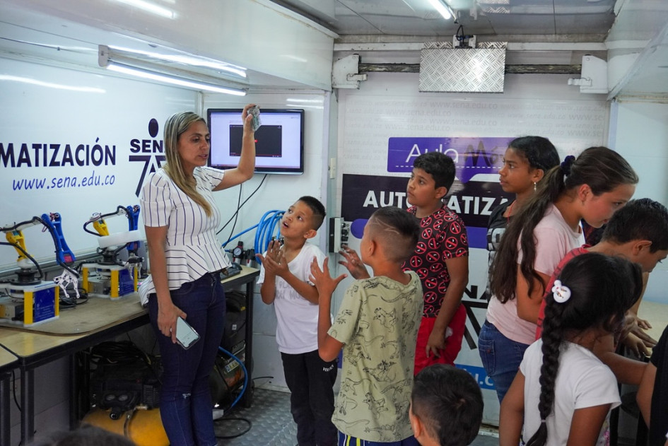 El sena atendió el llamado de niños y jóvenes que deseaban aprender sobre nuevas tecnologías. El sena atendió el llamado de niños y jóvenes que deseaban aprender sobre nuevas tecnologías.