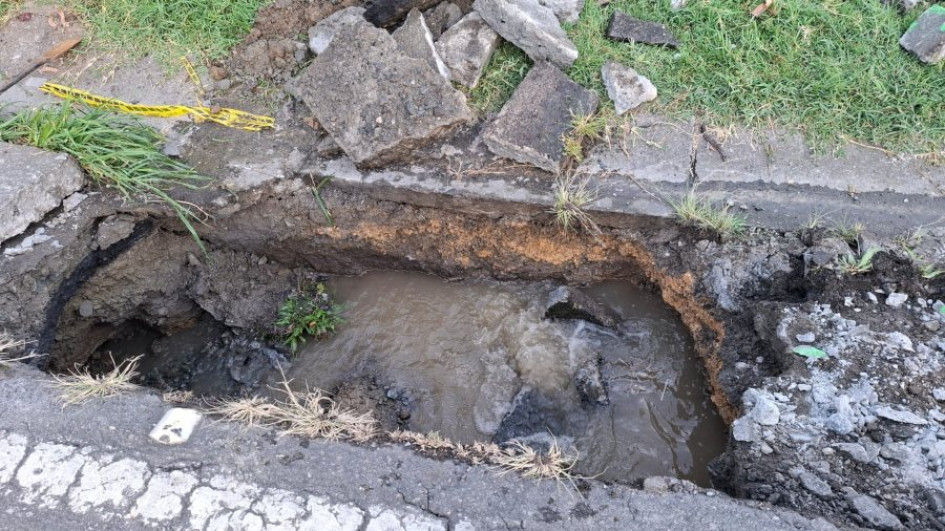 "La posible reactivación de una falla ha generado fisuras en la vía nacional hacia Chinchiná", según Aguas de Manizales. "La posible reactivación de una falla ha generado fisuras en la vía nacional hacia Chinchiná", según Aguas de Manizales.