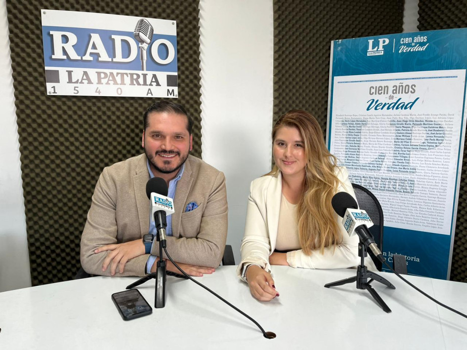 John Jairo Castaño, alcalde de Neira, y Daniela Nieto, primera gestora del municipio. John Jairo Castaño, alcalde de Neira, y Daniela Nieto, primera gestora del municipio.