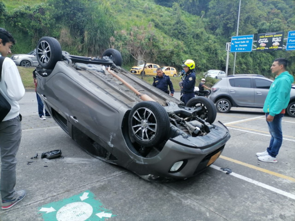 En el accidente de tránsito, el conductor del carro particular resultó lesionado. En el accidente de tránsito, el conductor del carro particular resultó lesionado.