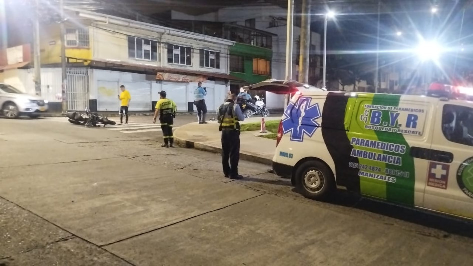 Un motociclista chocó con un taxi a un costado del Parque Faneón de Manizales. Un motociclista chocó con un taxi a un costado del Parque Faneón de Manizales.