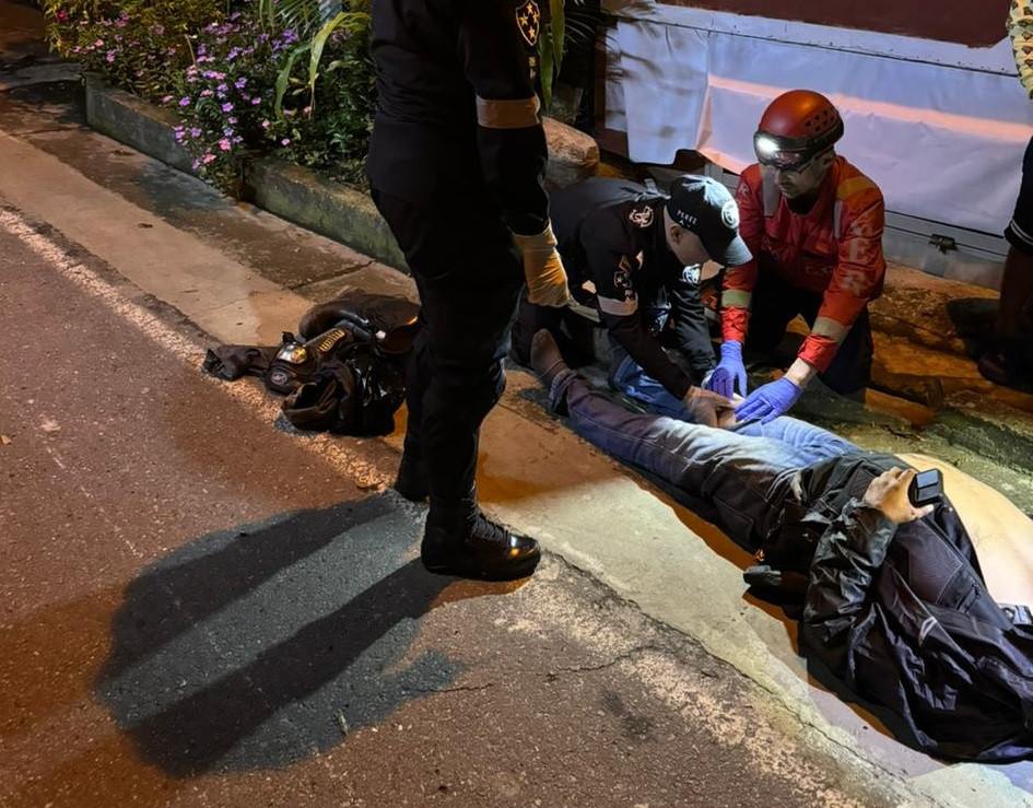 Miembros del Utac atendieron al lesionado, quien cayó de su moto en la vía a Neira. Miembros del Utac atendieron al lesionado, quien cayó de su moto en la vía a Neira.
