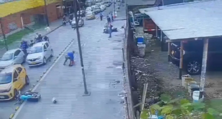 Agente de tránsito impacta a motociclista con cono y lo derriba de su moto. 