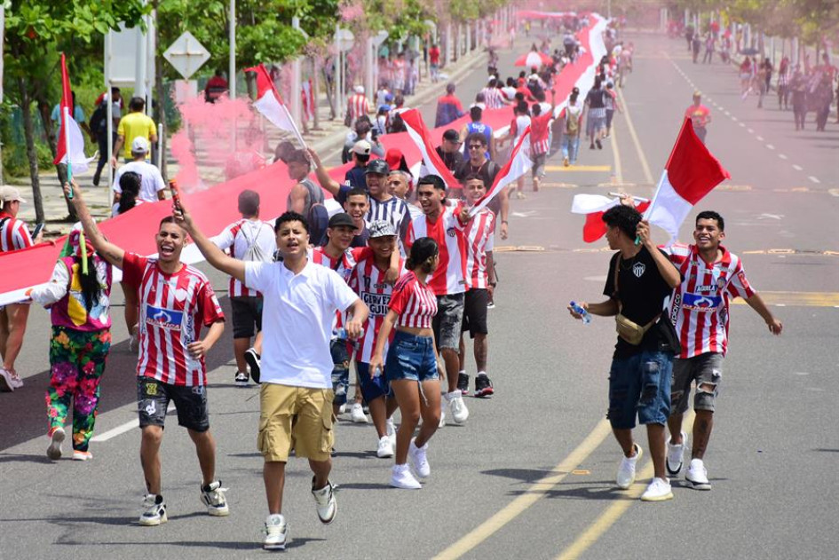 Hinchas del Junior extienden una bandera durante la celebración de los 100 años del club este miércoles, en Barranquilla. Los aficionados celebraron el centenario del equipo ondeando la bandera más grande del mundo. Hinchas del Junior extienden una bandera durante la celebración de los 100 años del club este miércoles, en Barranquilla. Los aficionados celebraron el centenario del equipo ondeando la bandera más grande del mundo.