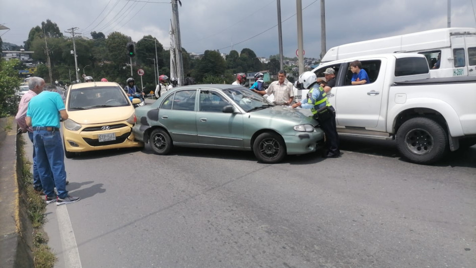 Este es el choque entre la camioneta, el carro particular y el taxi. Este es el choque entre la camioneta, el carro particular y el taxi.
