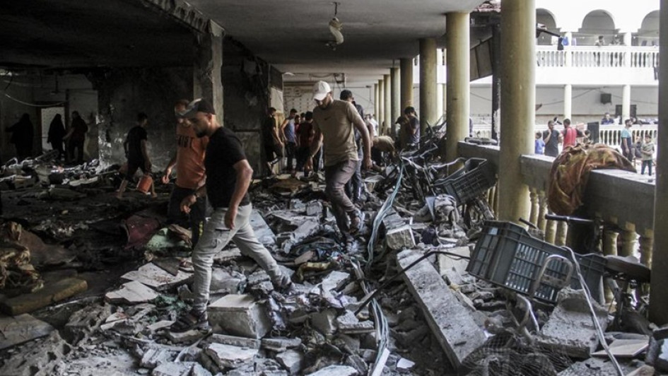 Palestinos inspeccionan los daños causados por un ataque israelí contra la escuela Al-Taba'een en el barrio de Daraj Tuffah en Gaza. Foto EDH / EFE Palestinos inspeccionan los daños causados por un ataque israelí contra la escuela Al-Taba'een en el barrio de Daraj Tuffah en Gaza. Foto EDH / EFE