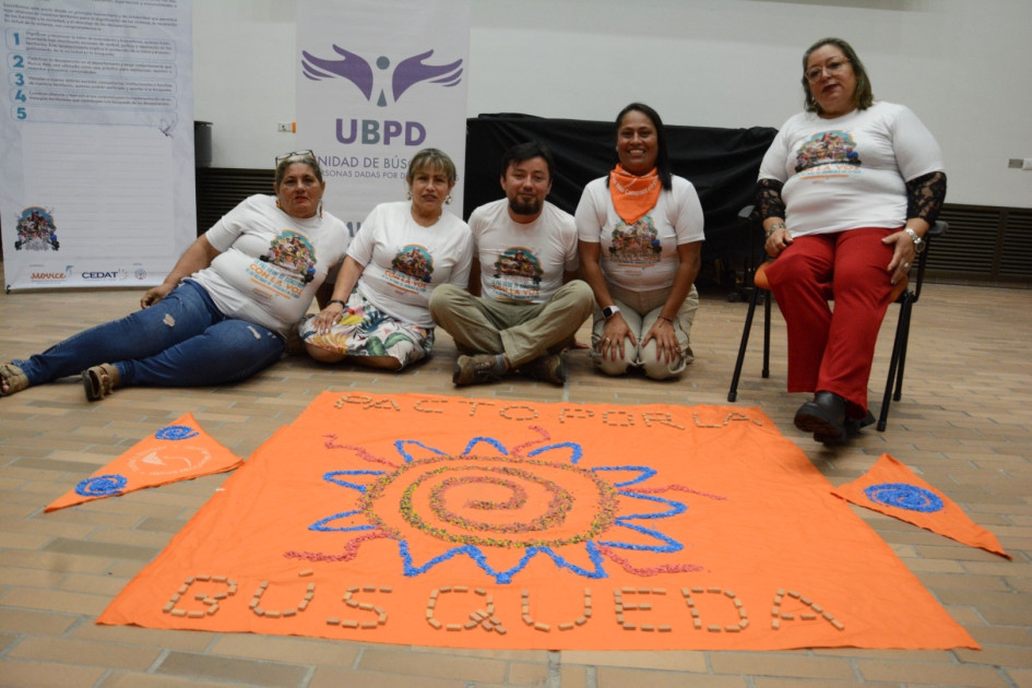 Madres buscadoras del Magdalena Medio, en compañía de Leo Ricardo García Sierra, quienes siguen en la búsqueda de sus hijos y esposos.