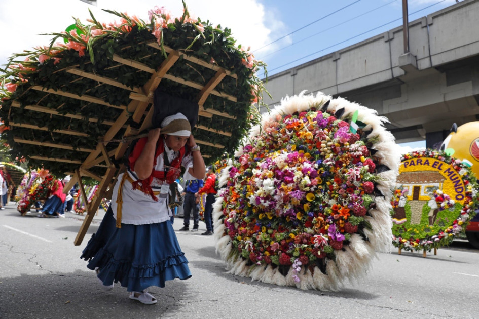 Una mujer carga una silleta durante la edición 67 del Desfile de Silleteros de la Feria de las Flores este domingo en Medellín Una mujer carga una silleta durante la edición 67 del Desfile de Silleteros de la Feria de las Flores este domingo en Medellín
