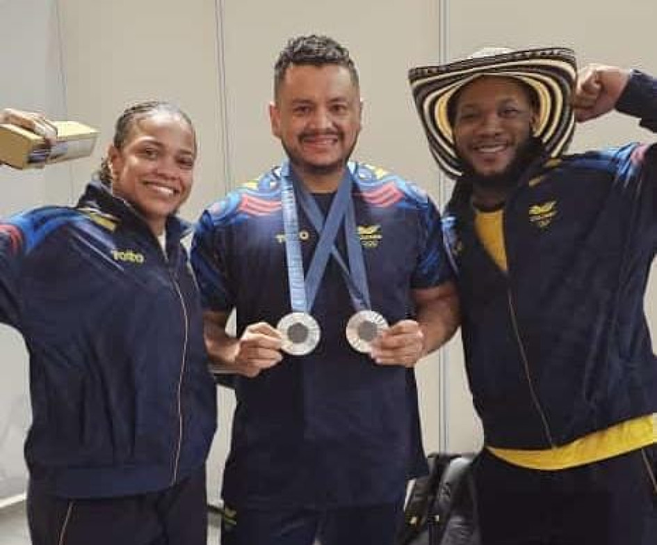 El ansermeño Duván Alfonso Carvajal (c), técnico de Caldas y de Colombia en levantamiento de pesas, con los medallistas de plata en París 2024 Mari Leivis Sánchez y Yeison López El ansermeño Duván Alfonso Carvajal (c), técnico de Caldas y de Colombia en levantamiento de pesas, con los medallistas de plata en París 2024 Mari Leivis Sánchez y Yeison López