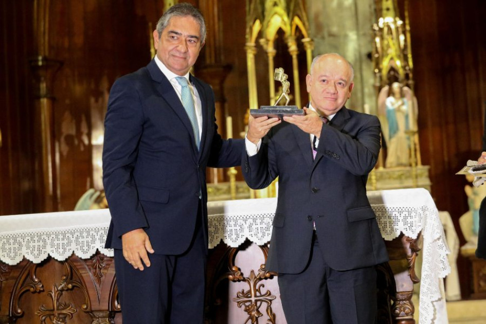 El gerente-director Jorge Hernán Botero le entregó el galardón del Caldense del Año al presidente de la Corte Constitucional, José Fernando Reyes Cuartas. El gerente-director Jorge Hernán Botero le entregó el galardón del Caldense del Año al presidente de la Corte Constitucional, José Fernando Reyes Cuartas.