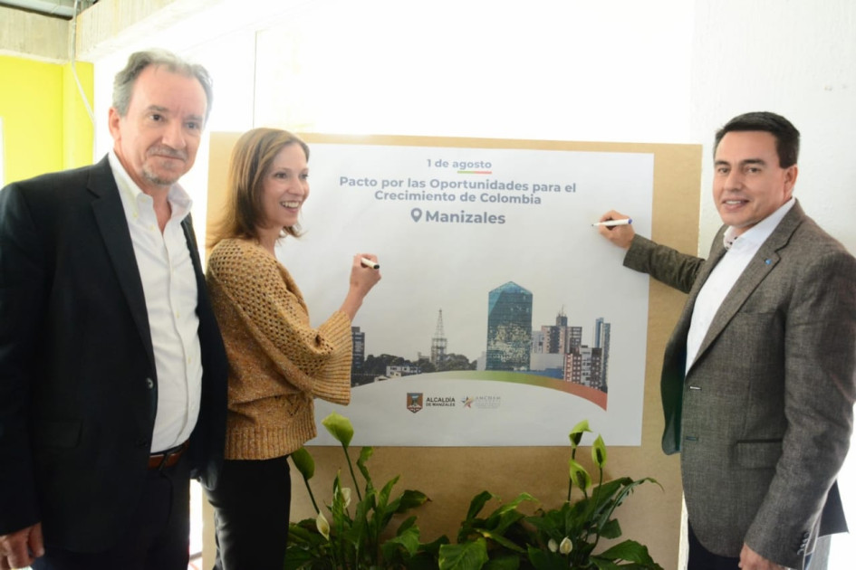 La firma del pacto entre la Alcaldía de Manizales y Cámara de Comercio Colombo Americana. La firma del pacto entre la Alcaldía de Manizales y Cámara de Comercio Colombo Americana.