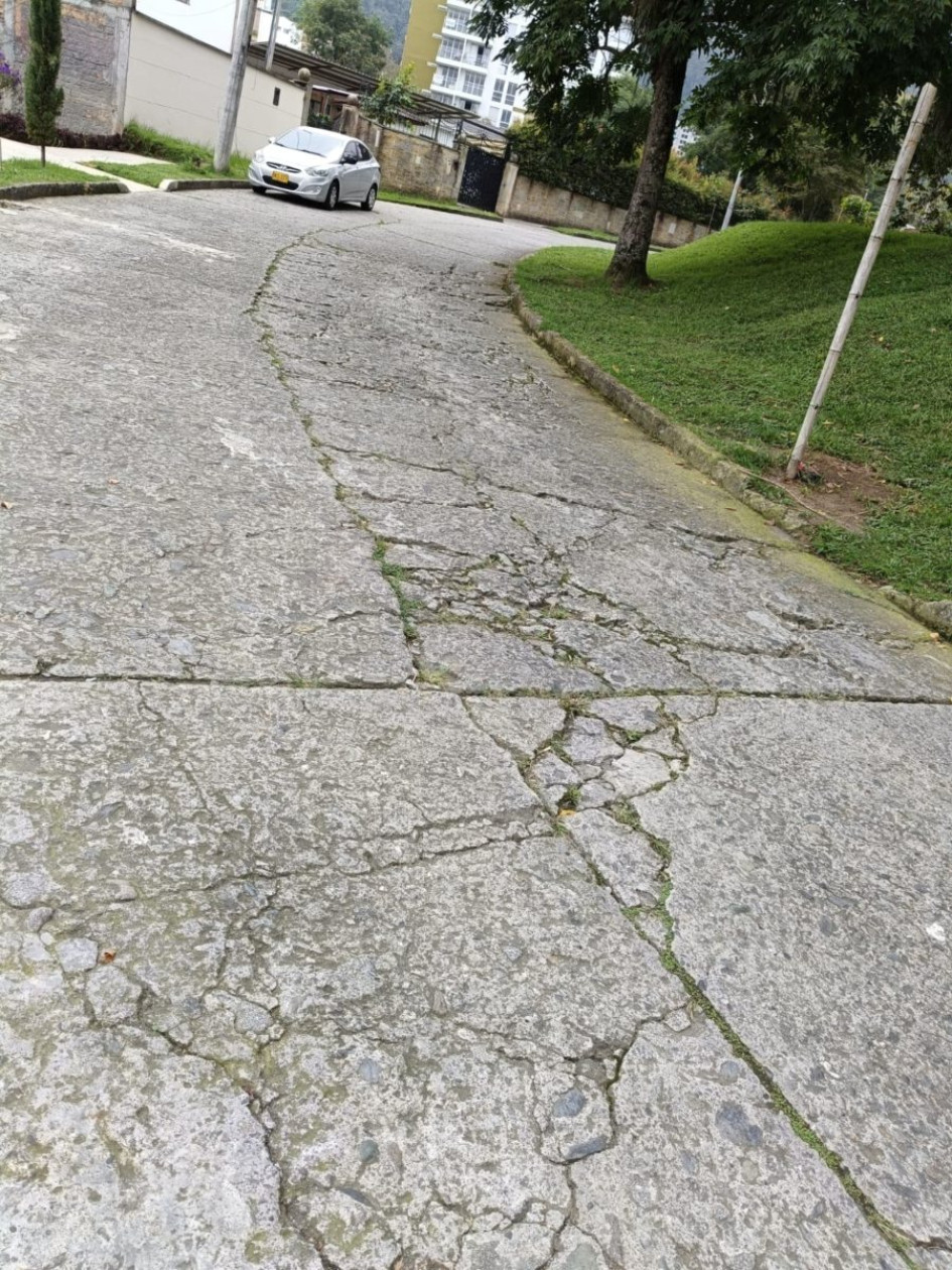 En la carrera 18, cerca del parque del barrio La Francia en Manizales, residentes han expresado su preocupación por el estado del pavimento, que se encuentra agrietado. En la carrera 18, cerca del parque del barrio La Francia en Manizales, residentes han expresado su preocupación por el estado del pavimento, que se encuentra agrietado.
