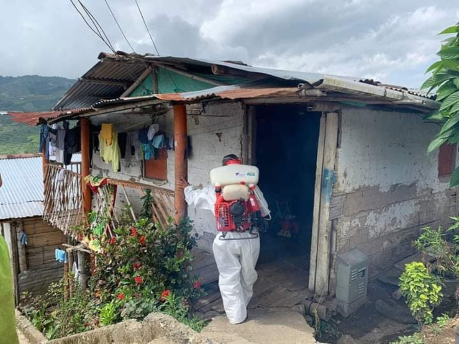 Fumigación contra el dengue en barrio San Isidro Fumigación contra el dengue en barrio San Isidro