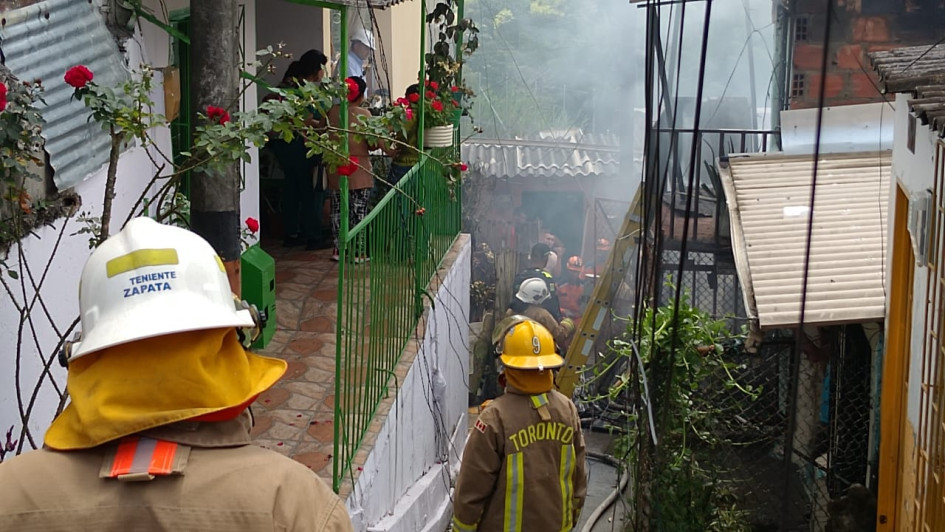 El Cuerpo de Bomberos de Chinchiná atiende un incendio en el barrio La Frontera de Chinchiná. El Cuerpo de Bomberos de Chinchiná atiende un incendio en el barrio La Frontera de Chinchiná.