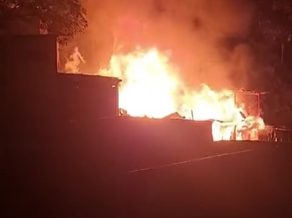 Tres casas fueron consumidas en su totalidad por el fuego Tres casas fueron consumidas en su totalidad por el fuego