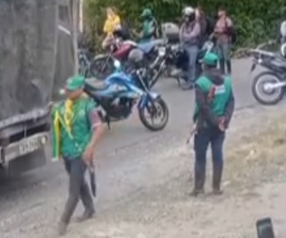 Un camión y varias motos impiden el paso desde Marsella (Risaralda) hasta Pereira. Un camión y varias motos impiden el paso desde Marsella (Risaralda) hasta Pereira.