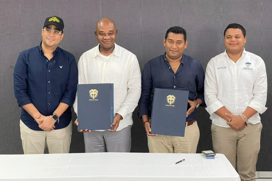 El canciller de Colombia, Luis Gilberto Murillo (2-i), posa junto al Gobernador de La Guajira, Jairo Alfonso Aguilar Deluque (i), el alcalde de Maicao, Miguel Felipe Aragón (2-d) y el alcalde de Riohacha, Genaro David Redondo Choles (d) El canciller de Colombia, Luis Gilberto Murillo (2-i), posa junto al Gobernador de La Guajira, Jairo Alfonso Aguilar Deluque (i), el alcalde de Maicao, Miguel Felipe Aragón (2-d) y el alcalde de Riohacha, Genaro David Redondo Choles (d)
