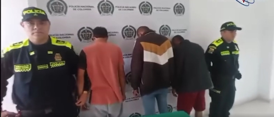Los delincuentes tuvieron retenidas bajo su voluntad a cinco personas, bajo el pretexto de asesinarlas si no les conseguían el dinero. Los delincuentes tuvieron retenidas bajo su voluntad a cinco personas, bajo el pretexto de asesinarlas si no les conseguían el dinero.