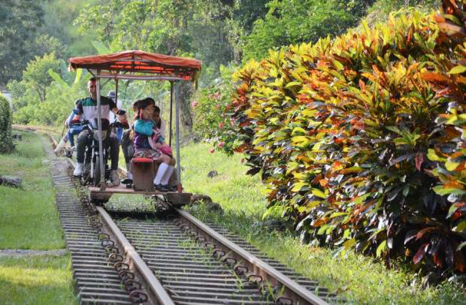 Los rieles de la carrillera en Arauca (Palestina), en el occidente de Caldas, son el medio de transporte para campesinos de la zona, incluidos los niños que van al colegio. Los rieles de la carrillera en Arauca (Palestina), en el occidente de Caldas, son el medio de transporte para campesinos de la zona, incluidos los niños que van al colegio.