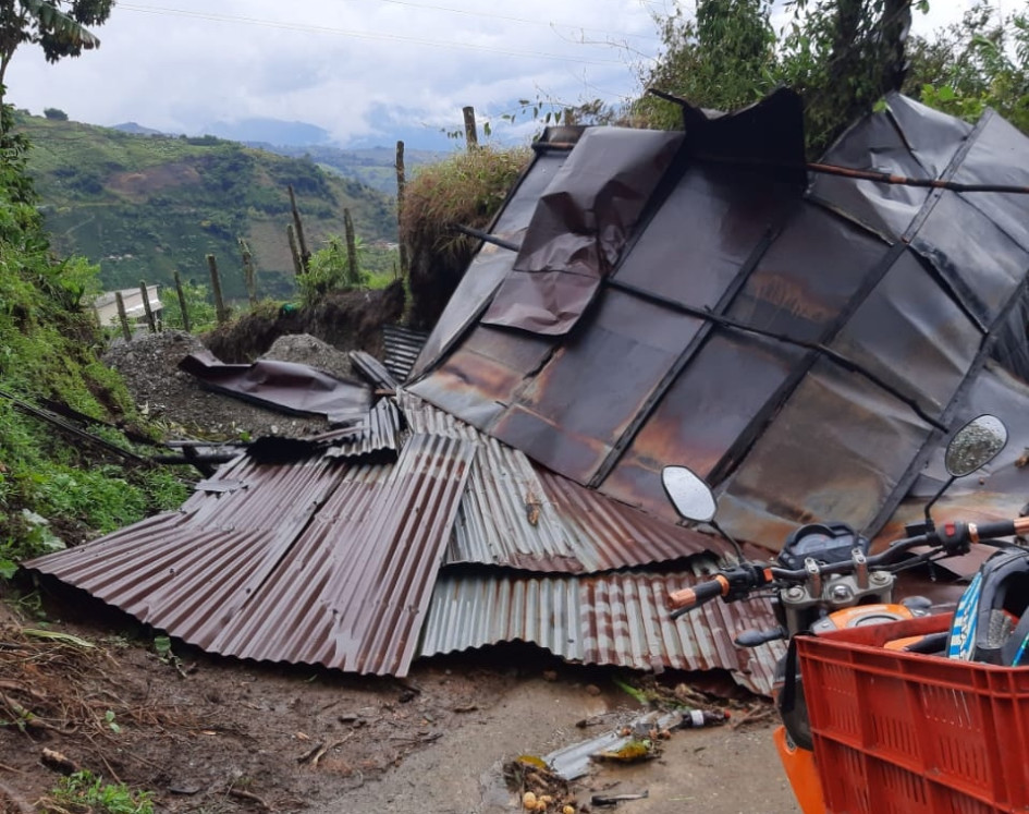 Así quedó el techo de una vivienda afectada por el vendaval. 