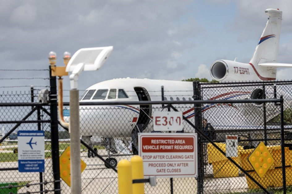 Agentes se encuentran frente a un avión que, según las autoridades, pertenece al presidente venezolano, Nicolás Maduro. Se trasladó al Aeropuerto Ejecutivo de Fort Lauderdale, en Fort Lauderdale, Florida, EE.UU. Agentes se encuentran frente a un avión que, según las autoridades, pertenece al presidente venezolano, Nicolás Maduro. Se trasladó al Aeropuerto Ejecutivo de Fort Lauderdale, en Fort Lauderdale, Florida, EE.UU.
