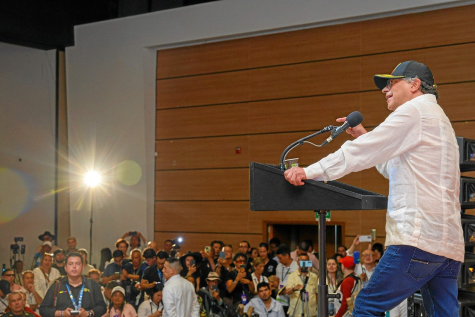 Gustavo Petro se reunió ayer con representantes de 1.500 medios alternativos y comunitarios.