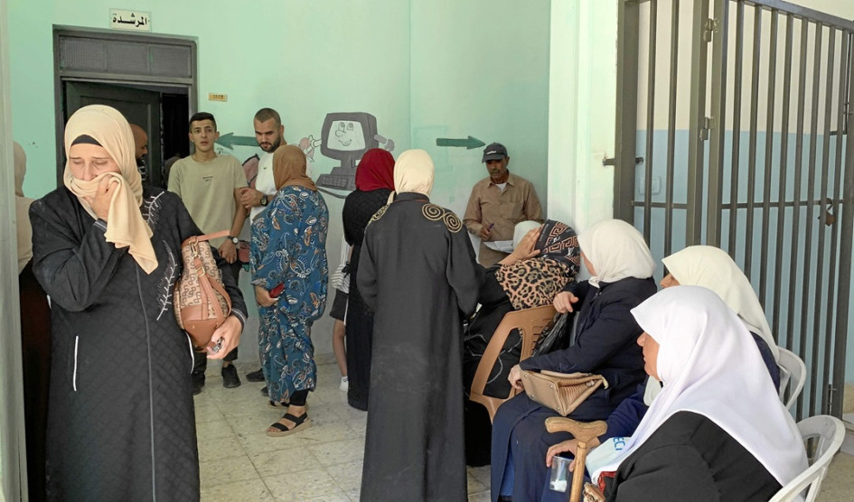 Habitantes de Jit, en el norte de Cisjordania ocupada, esperan para ser atendidos en la clínica móvil de la ONG PHRI.