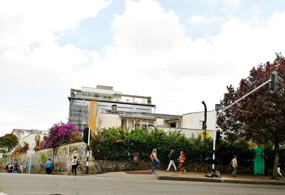 La casa señorial que perteneció a Ernesto Gutiérrez Arango y Bertha Botero, en el sector de El Cable en Manizales, es demolida para dar paso a una droguería. La casa señorial que perteneció a Ernesto Gutiérrez Arango y Bertha Botero, en el sector de El Cable en Manizales, es demolida para dar paso a una droguería.