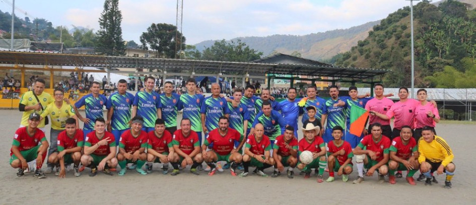 Artistas participantes en el Juego de las Estrellas en Manzanares (Caldas). Artistas participantes en el Juego de las Estrellas en Manzanares (Caldas).