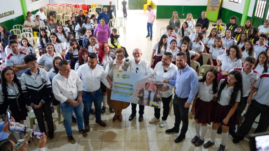 Foto/ Julián García/ LA PATRIA El gobernador Henry Gutiérrez y el alcalde Jonier Alejando Ramírez firmaron los convenios ante la comunidad, que espera celeridad en la ejecución. Foto/ Julián García/ LA PATRIA El gobernador Henry Gutiérrez y el alcalde Jonier Alejando Ramírez firmaron los convenios ante la comunidad, que espera celeridad en la ejecución.