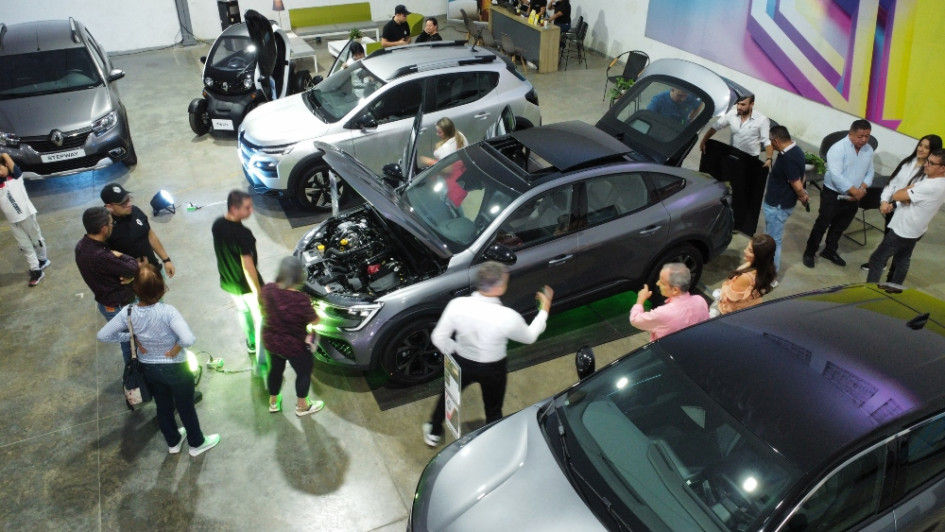 Familias recorren el recinto de Expoferias para ver los autos eléctricos, híbridos y a gasolina. Hasta este domingo (22 de septiembre) está la Autoferia en Manizales. Aproveche las ofertas de vehículos eléctricos, híbridos y a gasolina. Familias recorren el recinto de Expoferias para ver los autos eléctricos, híbridos y a gasolina. Hasta este domingo (22 de septiembre) está la Autoferia en Manizales. Aproveche las ofertas de vehículos eléctricos, híbridos y a gasolina.