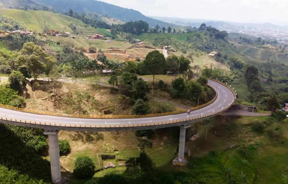 En la foto, el puente Helicoidal, de que conecta a Dosquebradas y Santa Rosa (Risaralda). Políticos de Caldas le solicitaron al Gobierno retirar tres peajes de Autopistas del Café, en las vías del Eje Cafetero. ¿Qué responde la ANI? En la foto, el puente Helicoidal, de que conecta a Dosquebradas y Santa Rosa (Risaralda). Políticos de Caldas le solicitaron al Gobierno retirar tres peajes de Autopistas del Café, en las vías del Eje Cafetero. ¿Qué responde la ANI?