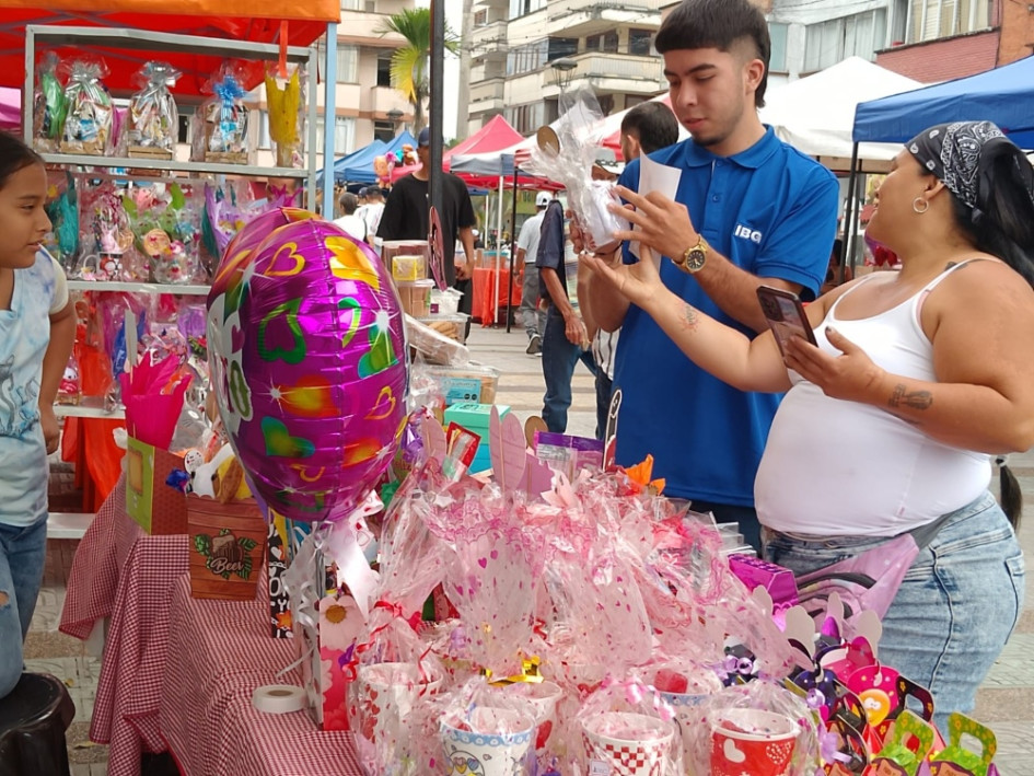 Los vendedores informales ofrecen anchetas, globos, peluches y artesanías para la celebración del Amor y la Amistad. Se ubicaron al frente de la Basílica Nuestra Señora de las Mercedes de Chinchiná. Los vendedores informales ofrecen anchetas, globos, peluches y artesanías para la celebración del Amor y la Amistad. Se ubicaron al frente de la Basílica Nuestra Señora de las Mercedes de Chinchiná.