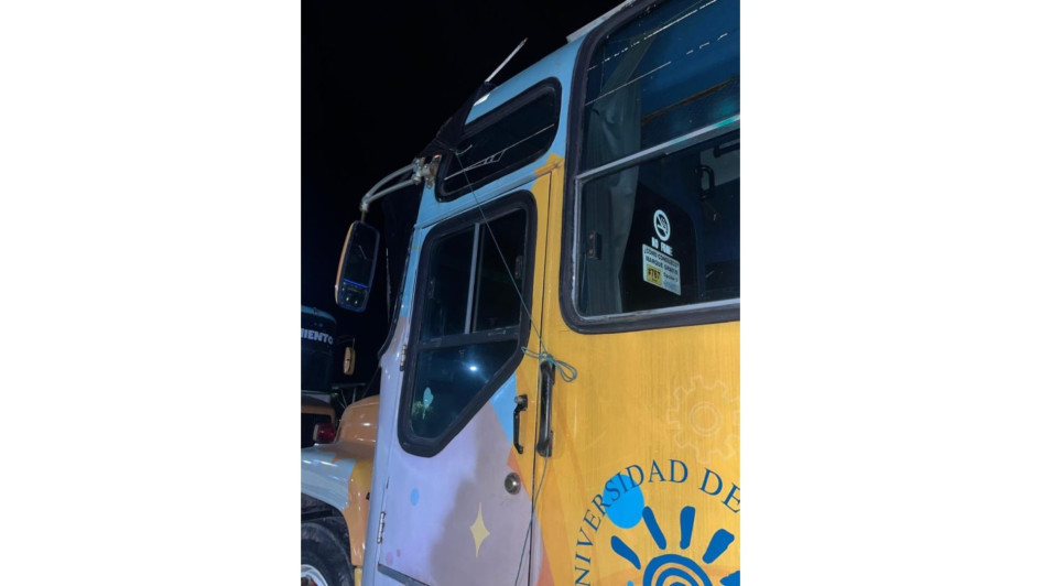 Los dos buses de Universidad de Caldas sede Magdalena Centro en Guarinocito (La Dorada) estuvieron varados, según comunidad estudiantil. Dicen que deben invertir en sus reparaciones y aportar más estrategias en el servicio para estudiantes.